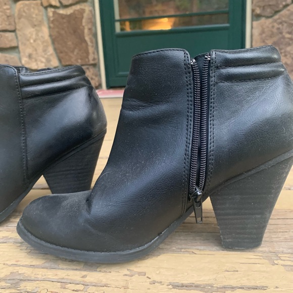 👚2/$15 MIA Black Ankle Boots, Vintage Cool, 3” Wedge Heel, Zipper, 8.5, EUC! - Picture 2 of 15